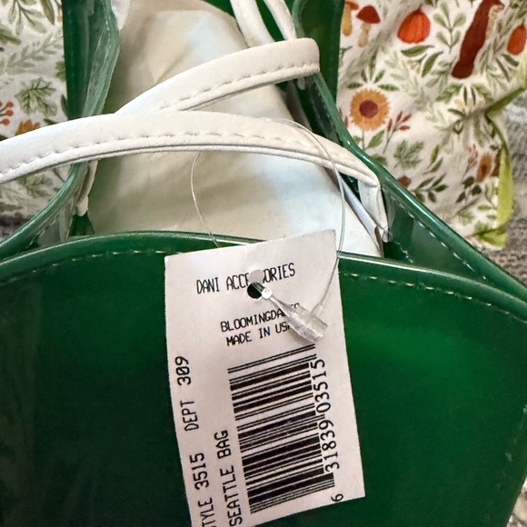 Bloomingdale’s Bloomies Little Seattle Bag exclusive green tote NWT - Picture 3 of 3